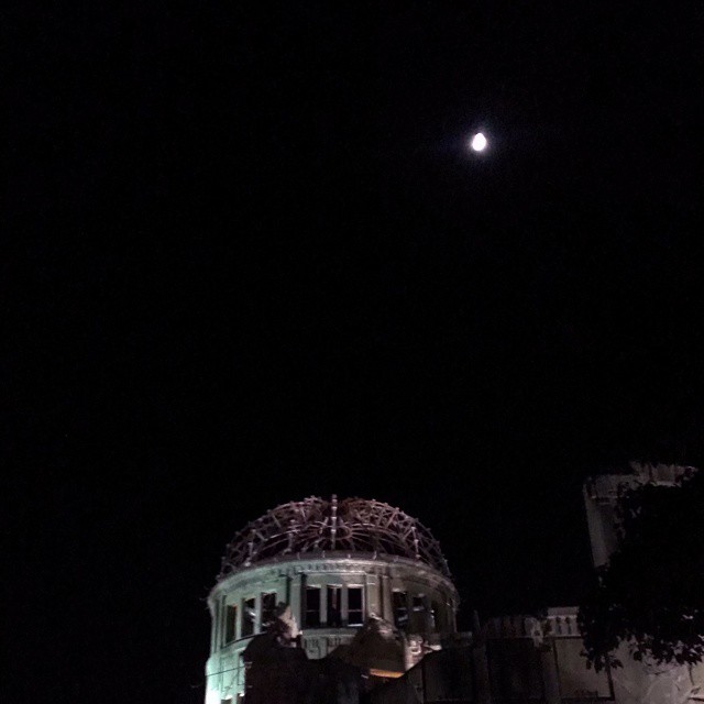 原爆ドームと上弦の月