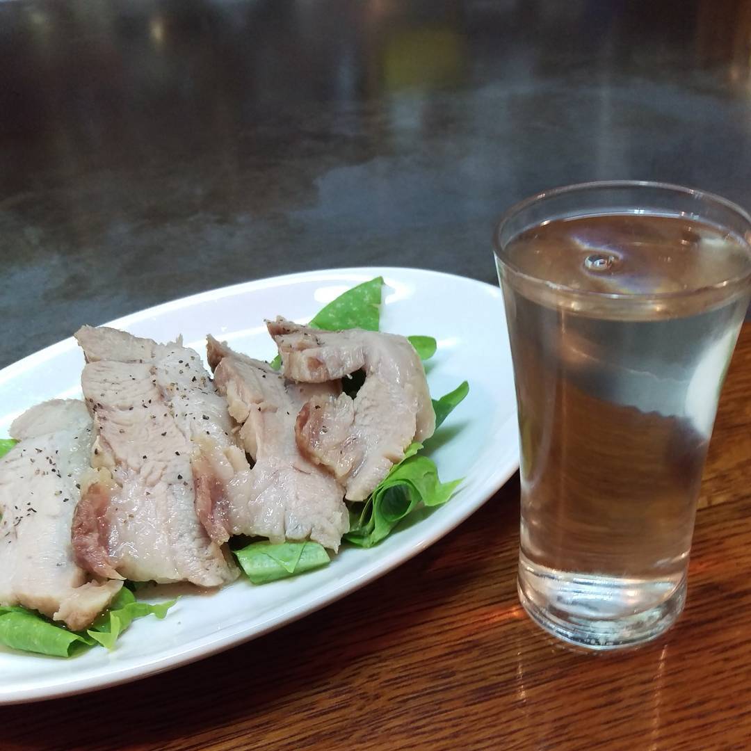 おねだりの一品、塩豚チャーシュー。お酒は広島の神雷
