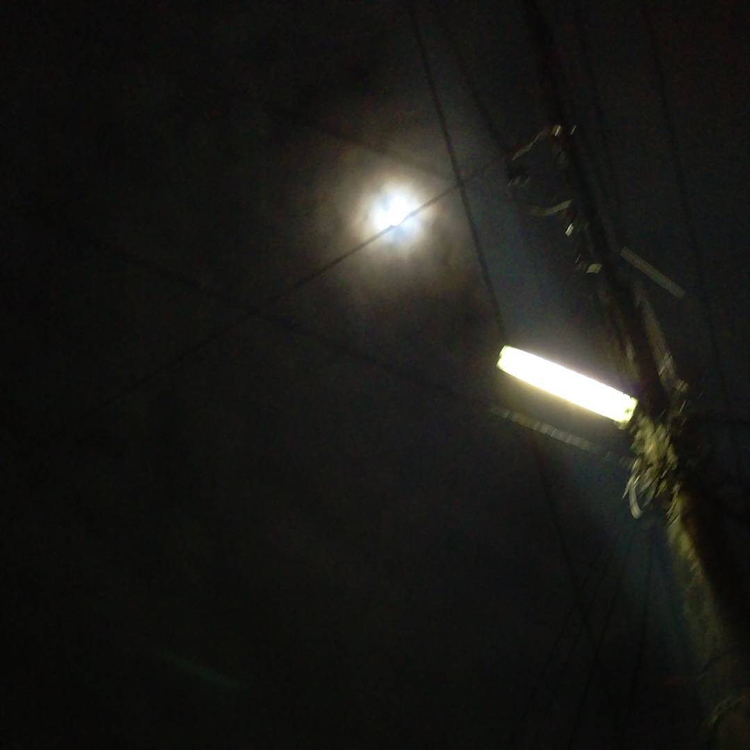 満月と街灯