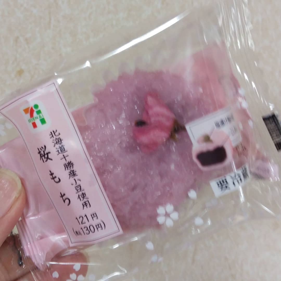 近所のコンビニで支払いついでにひな祭りな食べ物でもと思ったが、特にそれらしいのは見当たらなかったので、桜餅を買ってみた。